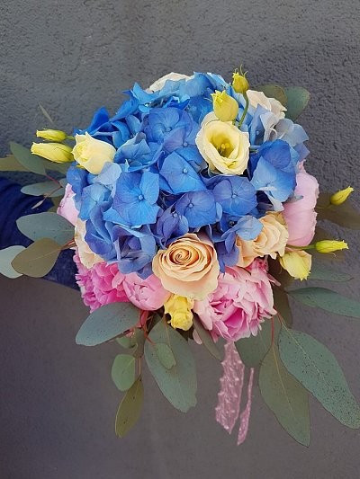 Buchet mireasa cu hortensie albastra si bujori roz