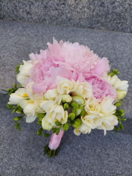buchet-mireasa-cu-bujori-si-frezie