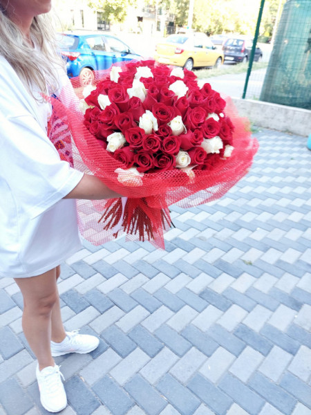 Buchet 101 trandafiri, invelit cu plasa rosie