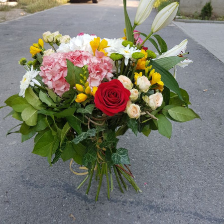 Buchet-cu-flori-de-vara-hortensie