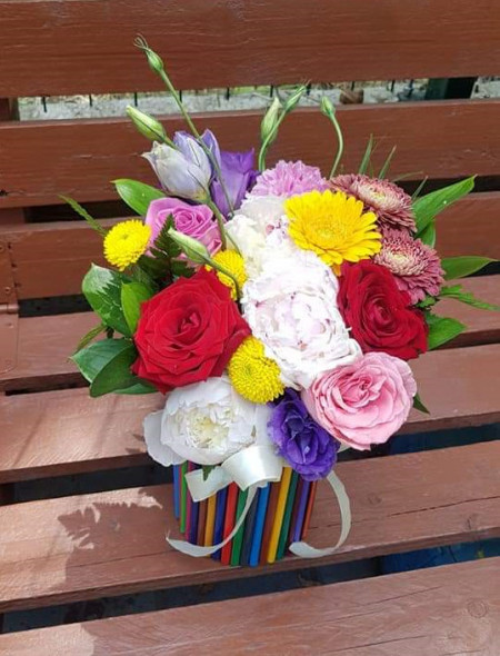 aranjament-floral-in-cutie-cu-creioane-colorate