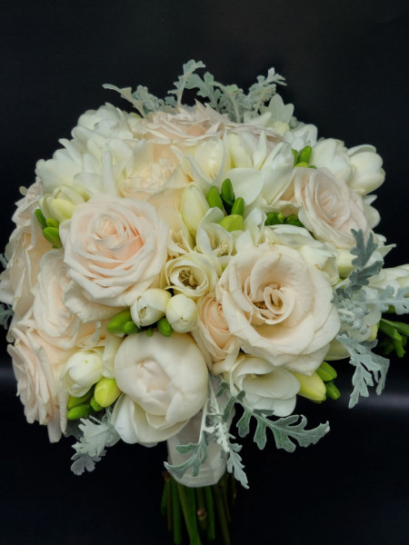 Buchet elegant cu frezie si trandafiri ivoire