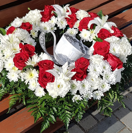 coroana-funerara-60-cm-flori-albe-flori-rosii