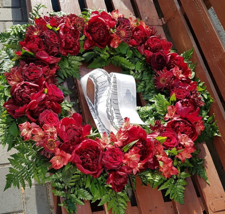 coroana-funerara-flori-naturale-rosii-70-cm
