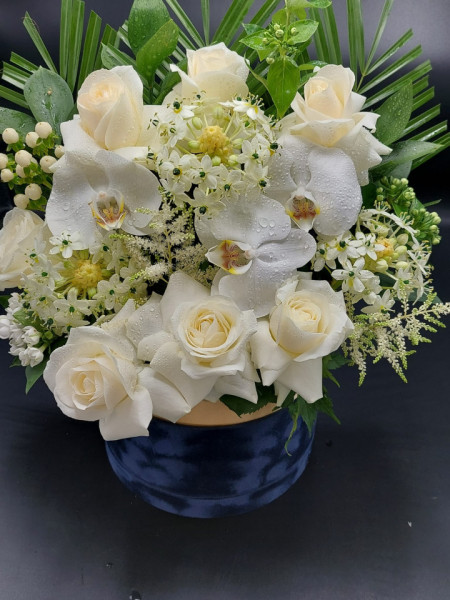 Cutie cu flori albe