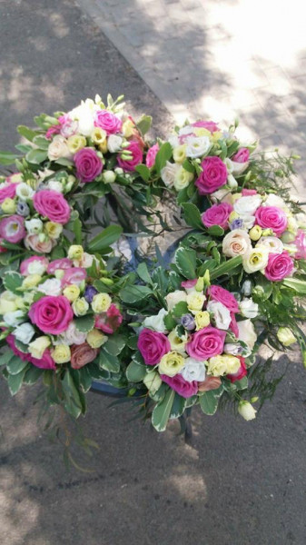 Decor cristelnita cu flori roz