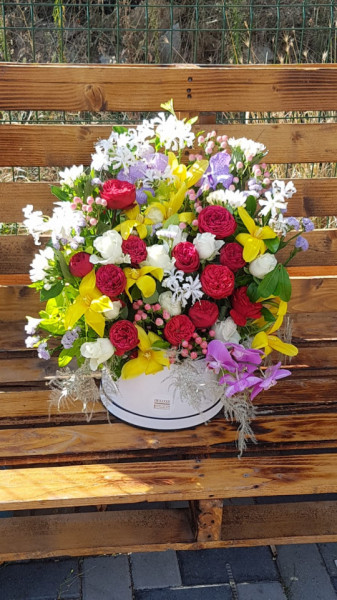aranjament-floral-de-lux-in-cutie