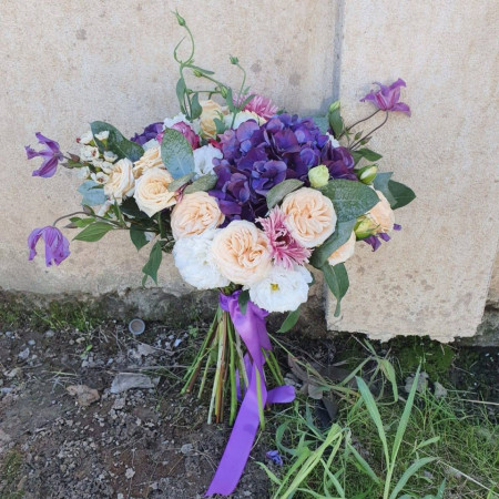 Aranjament-floral-cu-Hortensie-minirosa