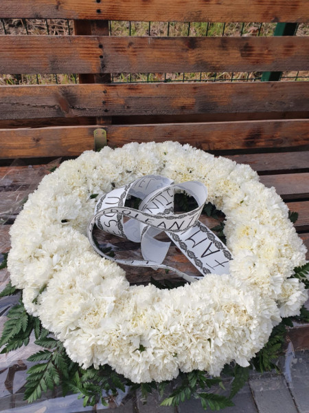 Coroana-funerara-cu-crizantema-alba