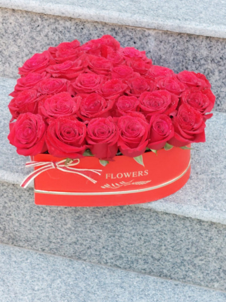 Cutie inima cu 33 trandafiri rosii
