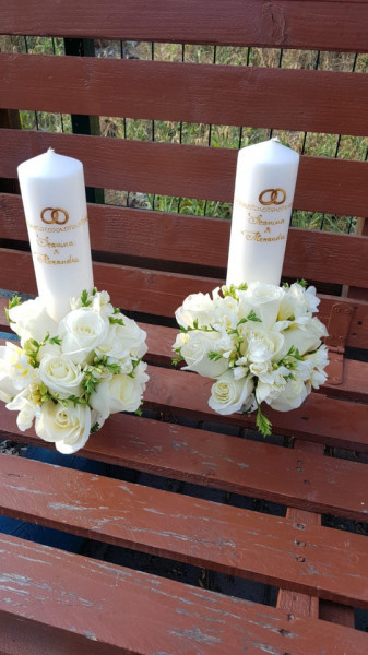 Lumanari personalizate, decorate cu flori albe