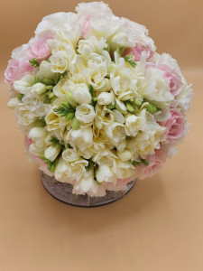 Buchet de mireasa cu trandafiri, frezie, lisianthus