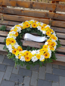 Coroana funerara mare cu flori galbene 70cm