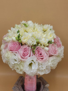 Buchet de mireasa cu trandafiri, frezie, lisianthus