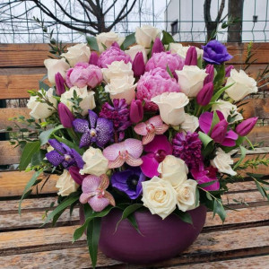 Aranjament floral de lux cu bujori și orhidee