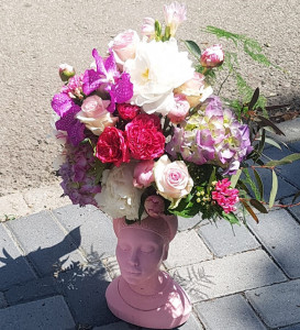 Aranjament floral in vas statuie Marika