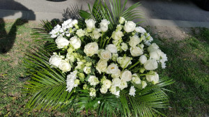 Aranjament funerar cu flori albe (jerba)