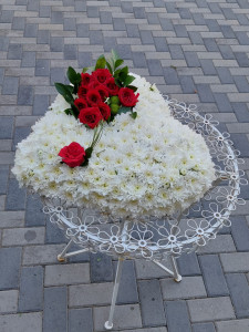 Coroana funerara in forma de inima