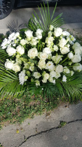 Aranjament funerar cu flori albe (jerba)
