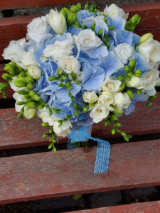 Buchet de mireasa cu hortensie albastra