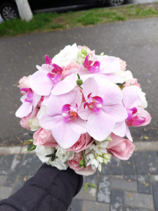 Buchet de mireasa cu trandafiri, orhidee si frezie!