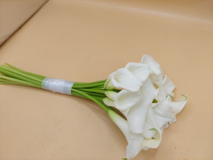 Buchet de mireasa elegant cu cala