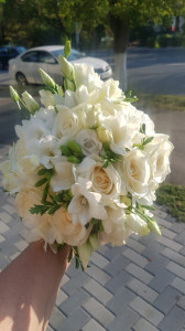 Buchet mireasa cu trandafiri si lisianthus