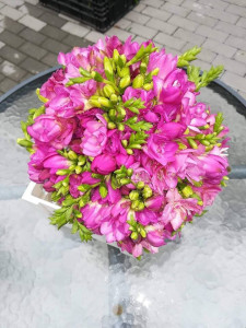 Buchet mireasa parfumat cu frezii roz