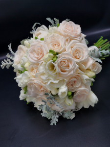 Buchet elegant cu frezie si trandafiri ivoire