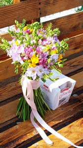 Buchet 31 frezii multicolore si praline Rafaello