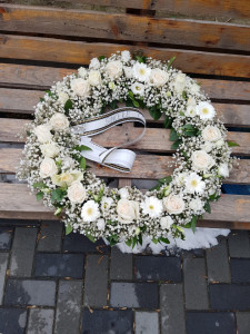 Coroana funerara cu flori naturale albe 40 cm
