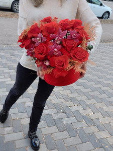 Cutie eleganta cu trandafiri si orhidee