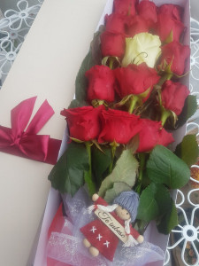 17 trandafiri rosii in cutie