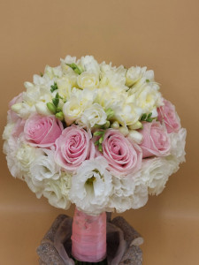 Buchet de mireasa cu trandafiri, frezie, lisianthus