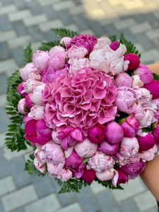 Buchet impresionant cu bujori