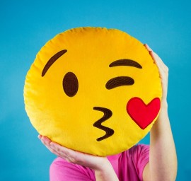 3. Perna Emoji - HEART KISS