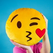3. Perna Emoji - HEART KISS