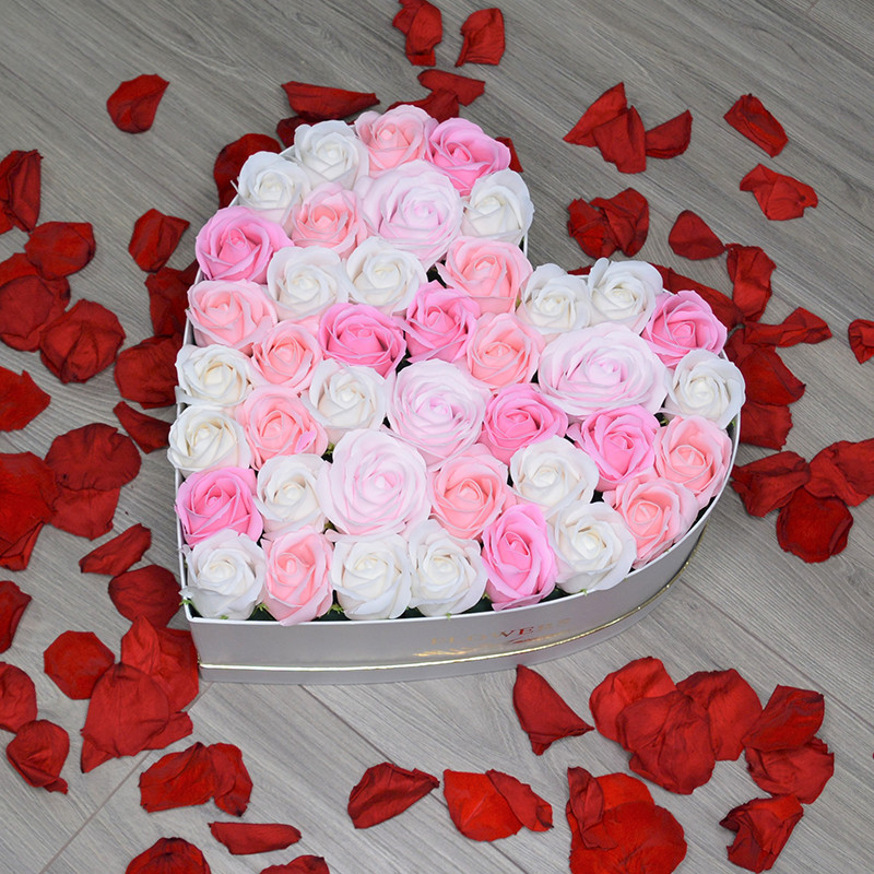 Aranjament floral Miracle Love cutie inima cu trandafiri sapun