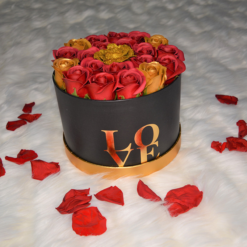 Aranjament floral Blossom Wish cutie rotunda cu 21 trandafiri sapun