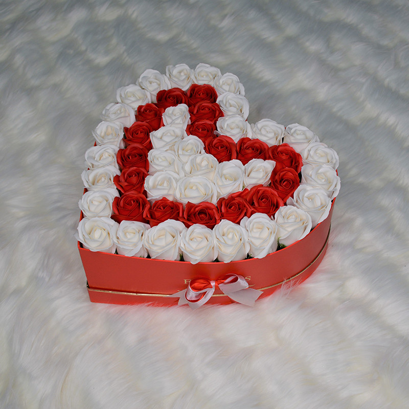 Aranjament floral Passion Love cutie inima cu 47 trandafiri sapun