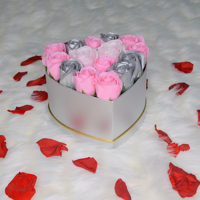 Aranjament floral Intimissimo cutie inima cu 15 trandafiri sapun