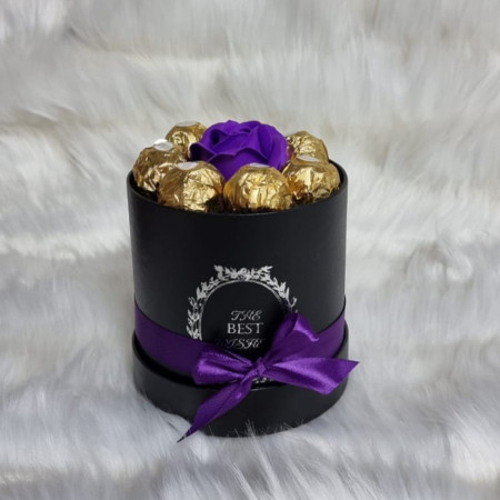Cutie cadou Sweet Flower cu trandafir de sapun si praline Ferrero Rocher, mov