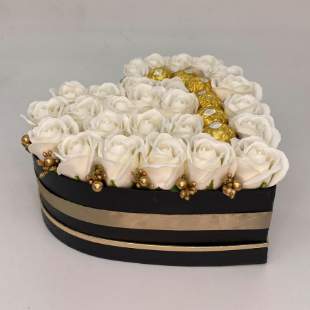 Aranjament floral Serenity Red, cutie inima cu trandafiri de sapun si bomboane Ferrero Rocher, alb