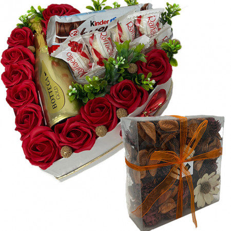 Aranjament floral in cutie in forma de inima, cu trandafiri din sapun, Praline Raffaello, Kinder Bueno si Flori uscate parfumate