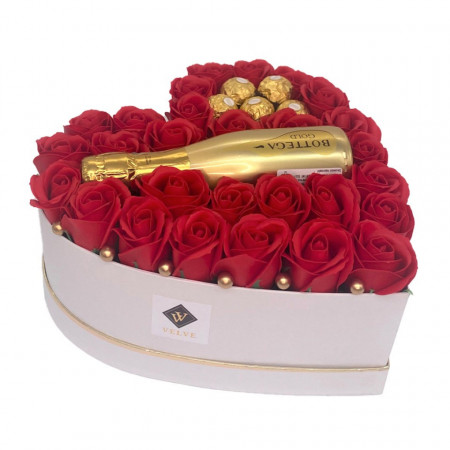 Aranjament floral Opulence, cutie inima cu trandafiri de sapun rosu deschis si Prosecco Bottega Gold si praline Ferrero Rocher