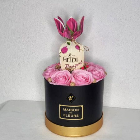 Cadou Pretty Gift cutie rotunda silver cu trandafiri de sapun si praline Heidi Bouquet