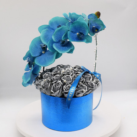 Aranjament floral Wonderful in cutie albastru glow, cu 37 de trandafiri din sapun, orhidee si margele