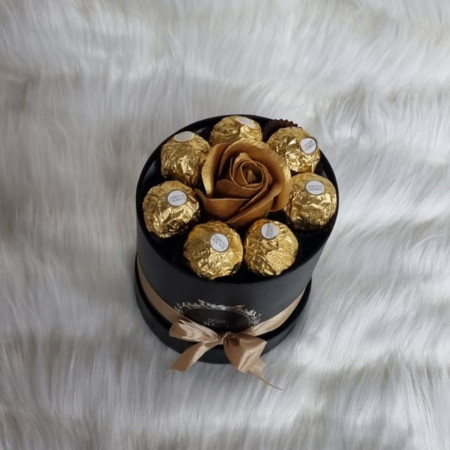 Cutie cadou Sweet Flower cu trandafir de sapun si praline Ferrero Rocher, auriu