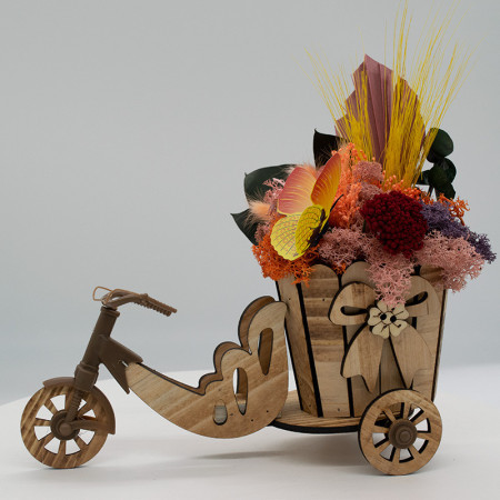 Decoratiune 4 Seasons, cu licheni stabilizati, flori criogenate si uscate, in bicicleta de lemn, vara, 25x30cm