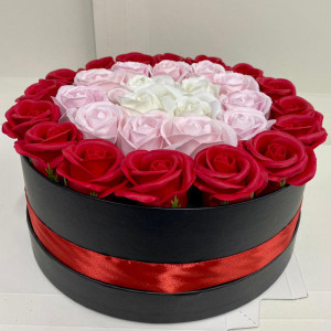 Aranjament floral cu 31 trandafiri sapun in cutie rotunda neagra, rosu